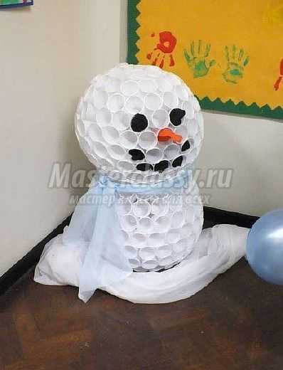 Снеговик из пластиковых стаканчиков: фото, идеи и мастер-классы