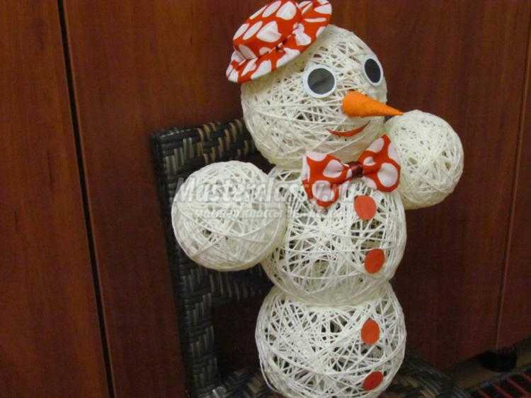 снеговик из ниток своими руками к Новому году