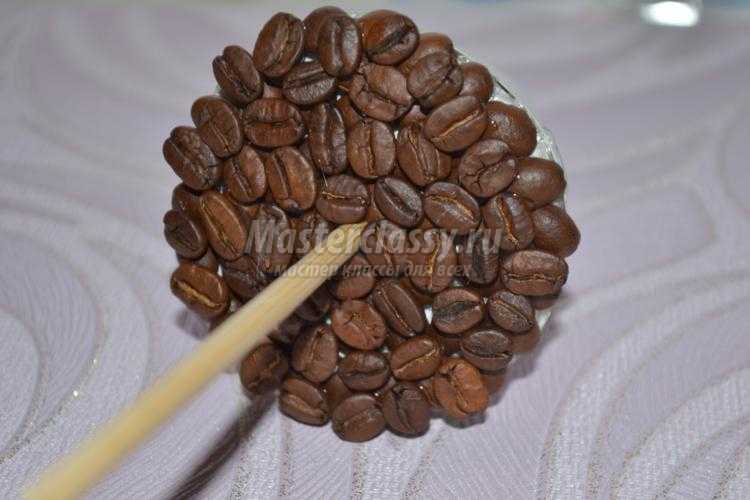 заснеженная елочка из кофейных зерен