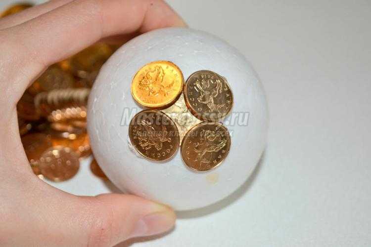 золотой денежный топиарий из монет