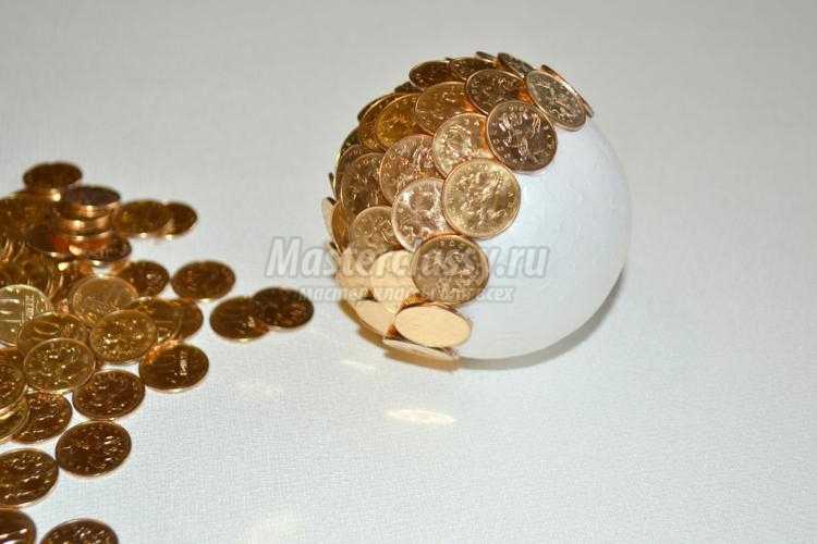золотой денежный топиарий из монет
