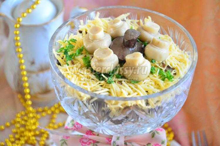 грибной салат с салями, огурцом и сыром