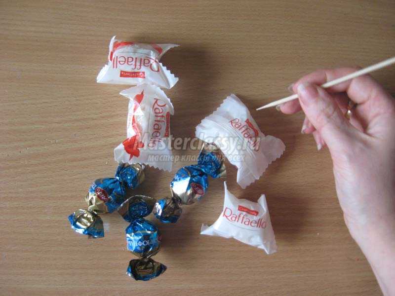 розы из гофрированной бумаги с конфетами