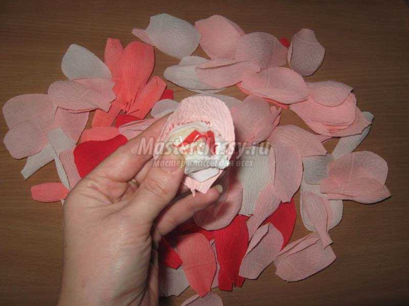 розы из гофрированной бумаги с конфетами пошагово