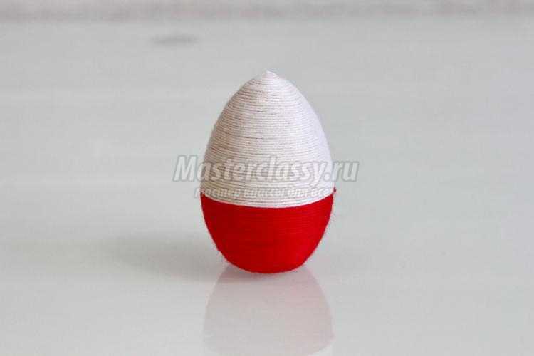 пасхальное яйцо, декорированное нитками и пуговицами