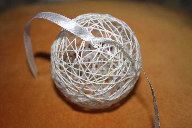как сделать новогодние шары из ниток