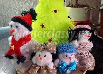 Семья снеговиков из подручных материалов. Мастер-класс пошагово с фото