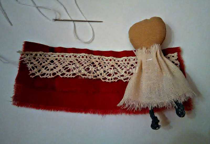 текстильная брошь в виде куколки