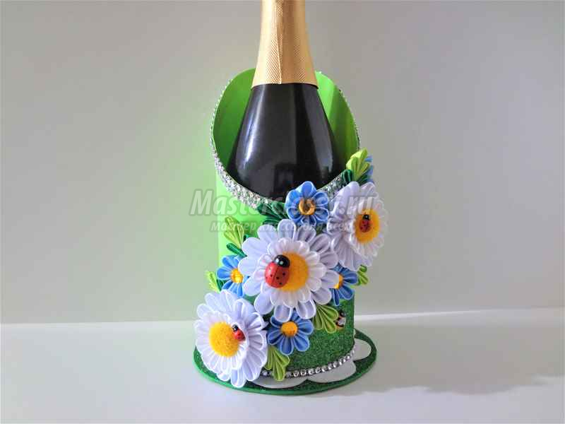 Декор шампанского гофрированной бумагой и красивыми цветами с конфетами. Пошаговая инструкция с фото