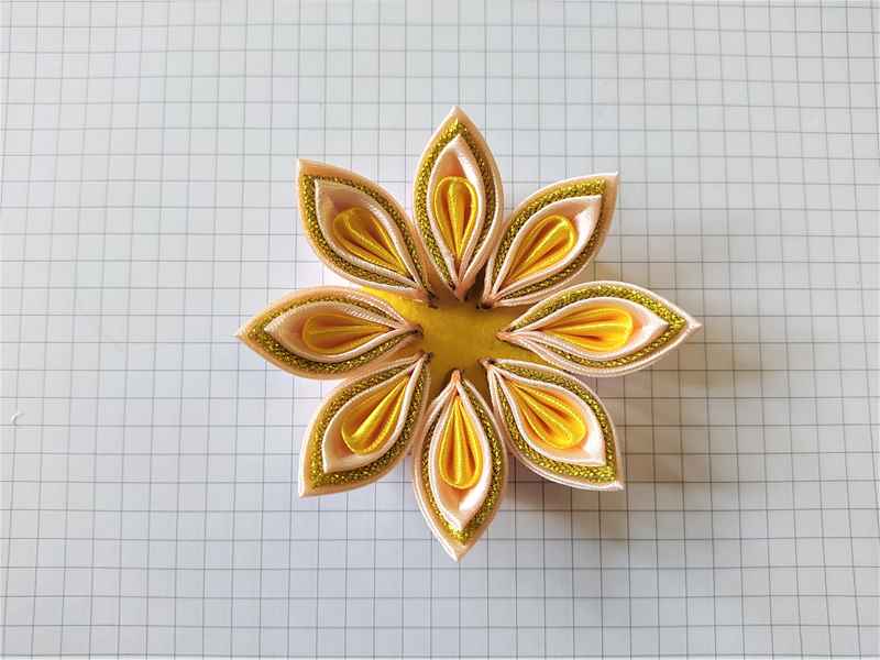 осенний цветок из лент